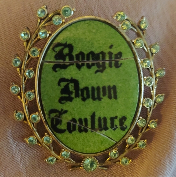 Juicy Couture Jewelry - Rare Juicy Couture Boogie Down Couture Green Goldtone Faceted Rhinestone Brooch